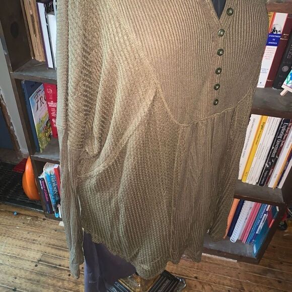 Free People olive green waffle oversized cozy M elevated basics top - Picture 3 of 5